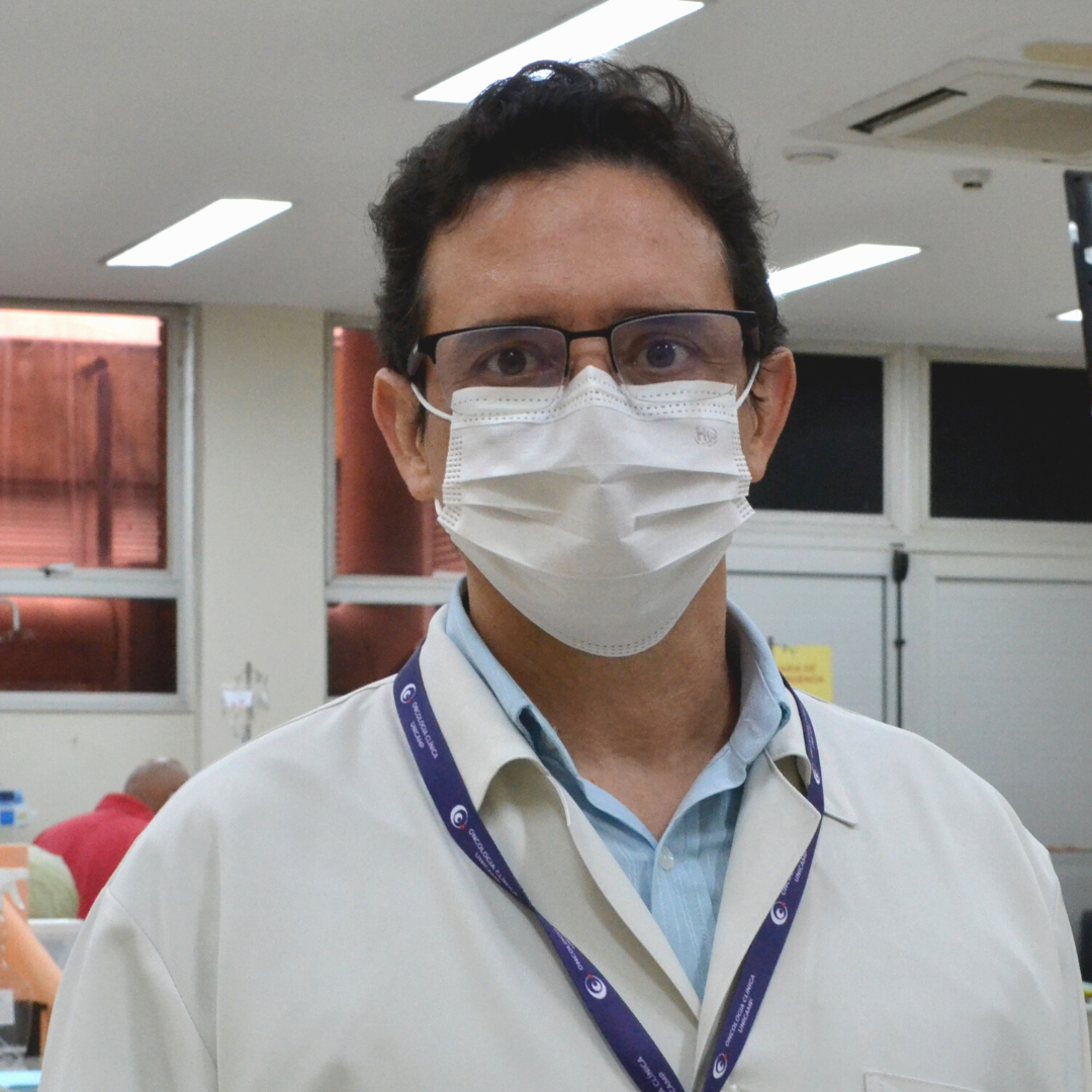 O professor do Departamento de Anestesiologia, Oncologia e Radiologia da Faculdade de Ciências Médicas da Unicamp, José Barreto Carvalheira, em atividade no serviço de Oncologia Clínica do Hospital de Clínicas da Unicamp/Foto: Camila Delmondes