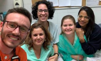 Renan Colombari, Angeles Sánchez García e Celeste Gonzalez em Hospital Universitario Gregorio Marañon, em janeiro de 2020, antes da pandemia do coronavírus